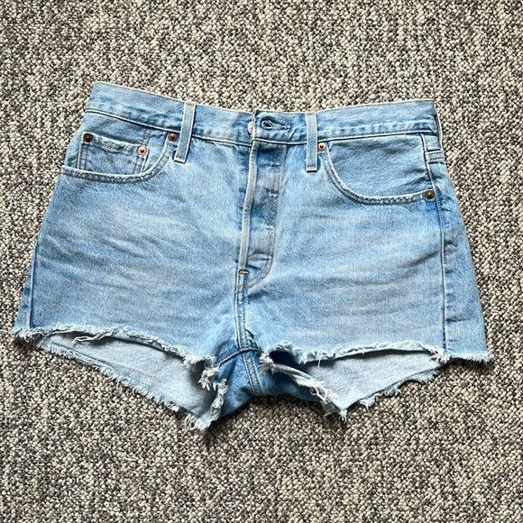 ⭐️⭐️Women 501 Levi’s denim shorts⭐️⭐️-Size 29 - Picture 1 of 5